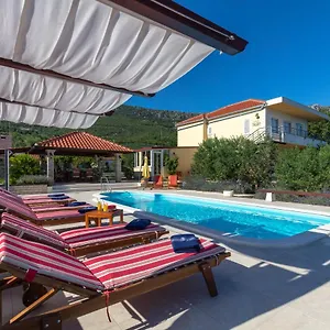 Oliva Villa Kastela